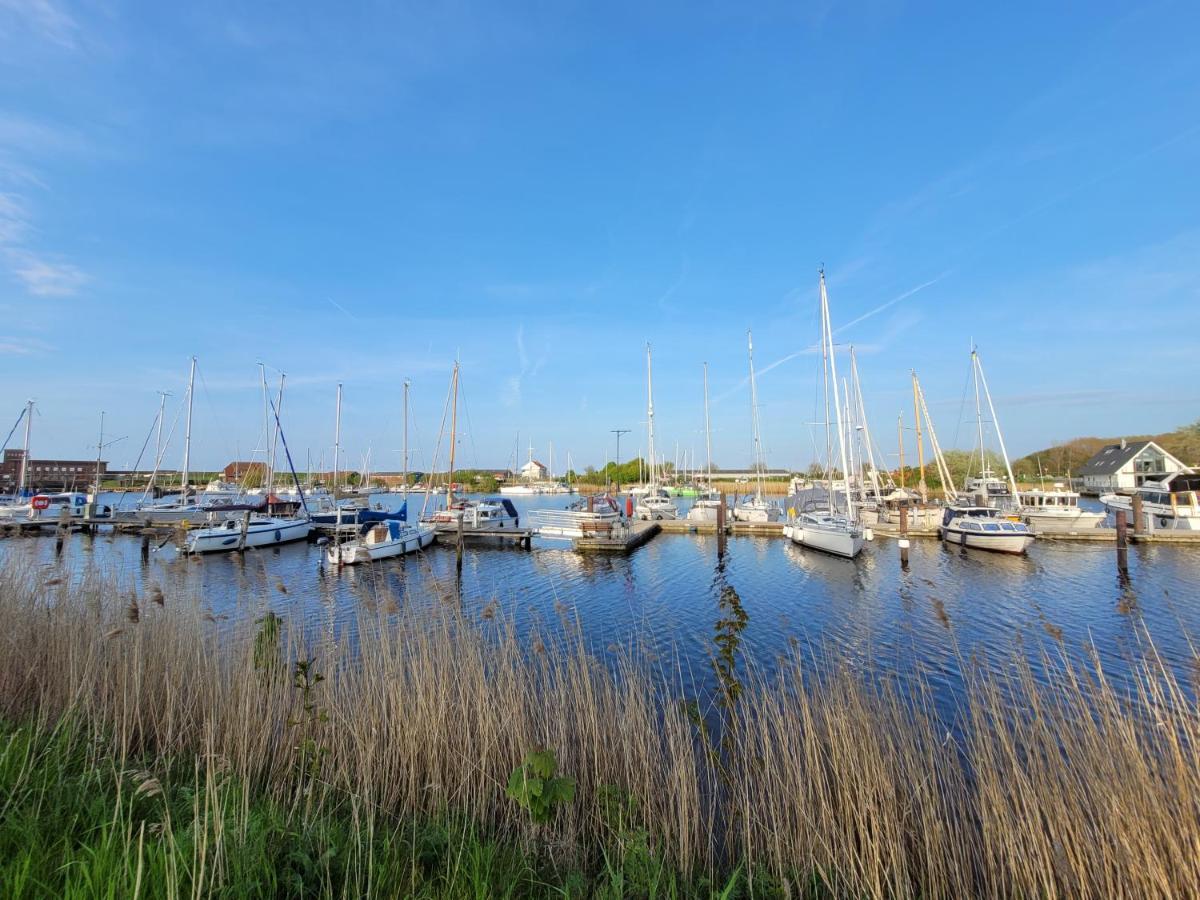 Am Yachthafen *